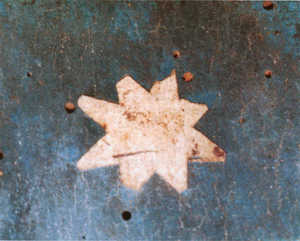 Estrella de papel dorado sobre fondo de azurita
