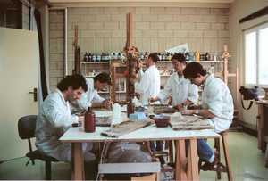 Grupo de restauradores en el taller de Arteleku