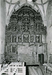 Foto del desmontaje del retablo. Fondo Aguirrebalzátegui. Archivo Histórico de Protocolos de Gipuzkoa. (AHPG) Oñati (1968).