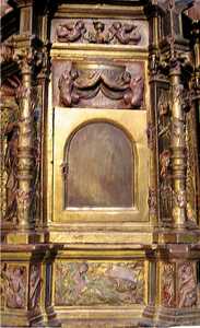 Rasueros (Ávila). Parroquia de San
Andrés. Sagrario del retablo lateral de
la Virgen del Rosario procedente de
Astudillo. Esgrafiados del interior.