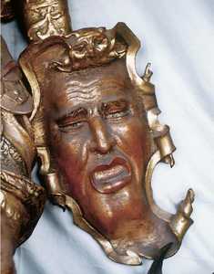 Escudo con máscara en San Miguel.